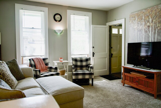 Foto principal - 2907 Benjamin St NE