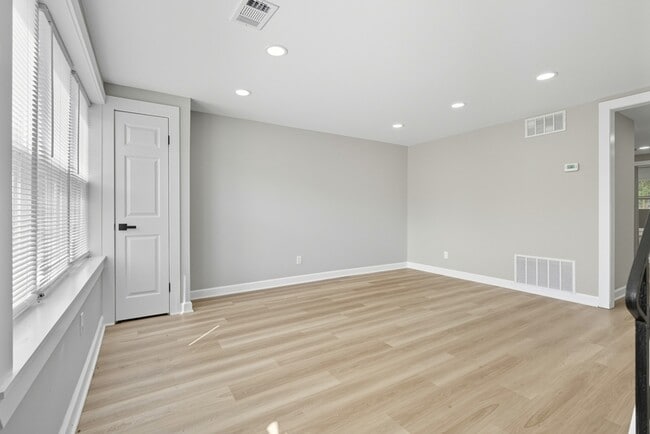 Foto del edificio - 2445 Harriet Ave