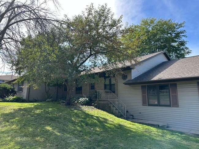 Building Photo - 440 Bader St