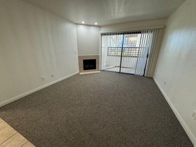 Building Photo - 2 Bedroom 2 Bath Condo 92173
