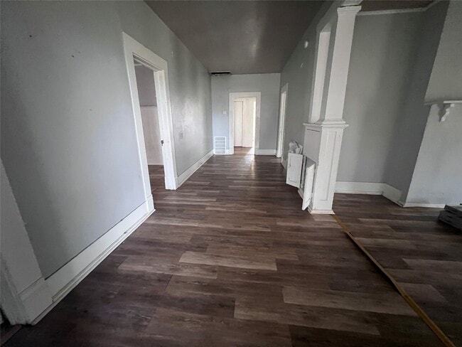 Building Photo - 513 W Caney St