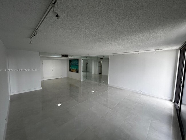Building Photo - 10101 E Bay Harbor Dr