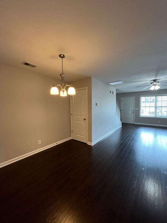 Foto del edificio - Lovely Townhouse Available Now!