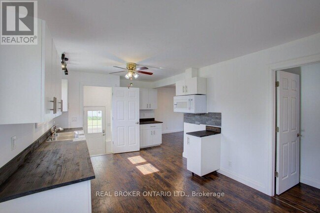 Building Photo - 387 Countess St S