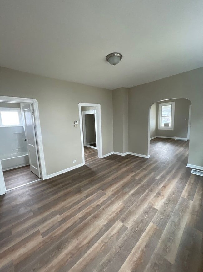 Foto del edificio - Spacious Beautiful 3 bed 1.5 bath Single F...