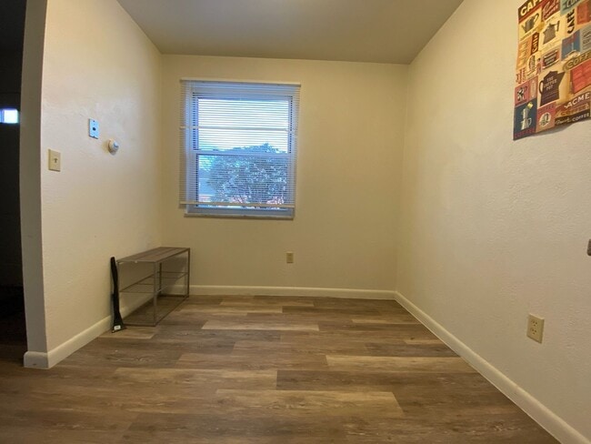 Building Photo - Wonderful 2 Bedroom Townhouse in Zelienopl...