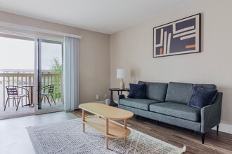 Building Photo - 644 Edgewater Blvd