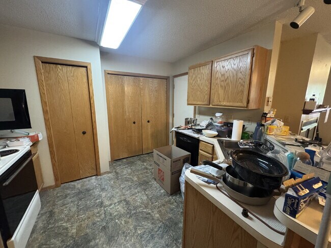 Building Photo - Charming 2-Bed Townhouse Retreat in Woodbury Spacious 1080 Sq Ft with 1 Bath.
