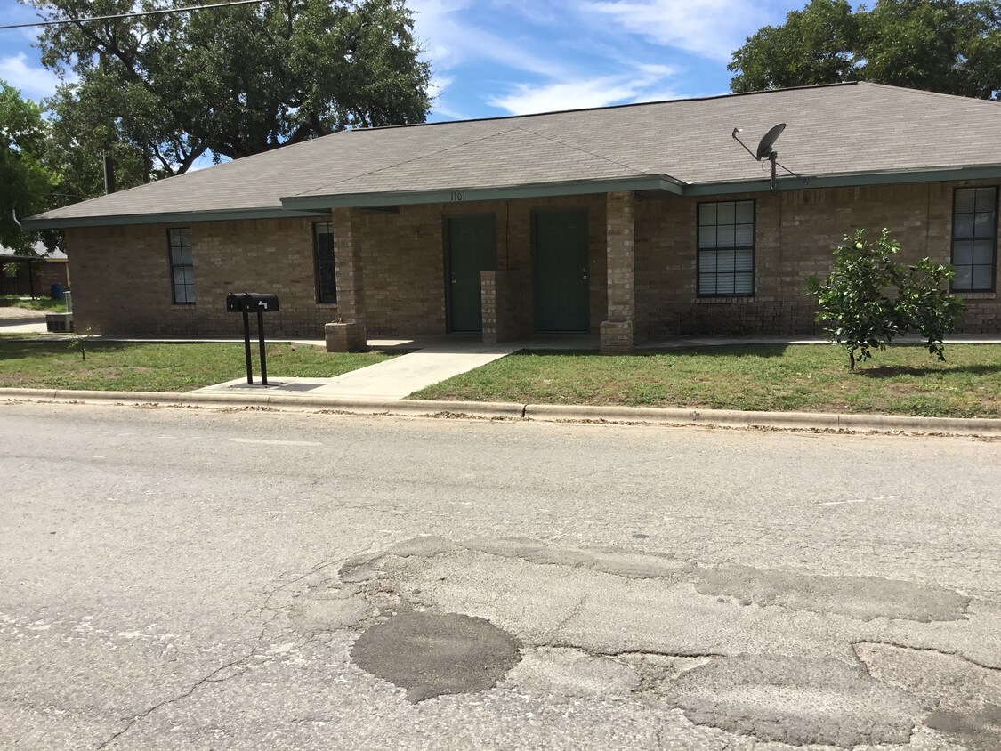 Entrance, 1101 A - 1101 Live Oak St
