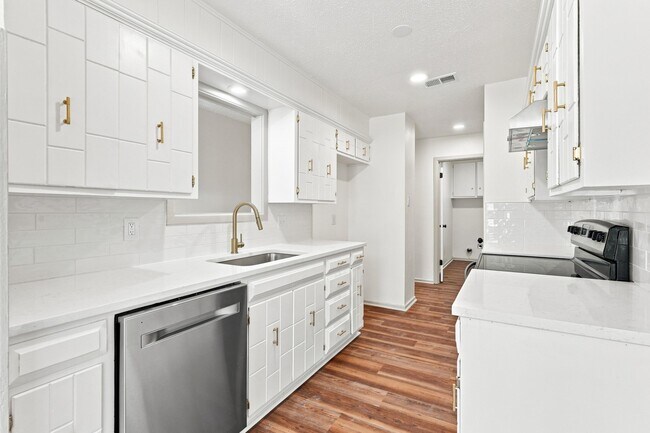 Foto del edificio - 3701 Englewood Ave