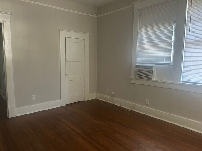 Building Photo - 2124 Maple St