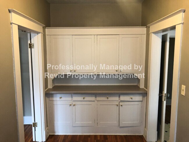 Building Photo - Large upstairs apartment in Midtown!