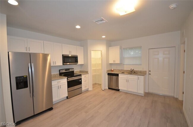 Building Photo - 2197 Davis Ct