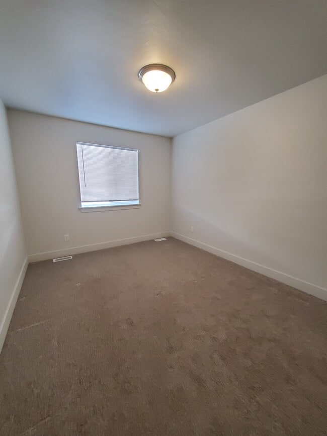 Building Photo - 156 S Emery Ln