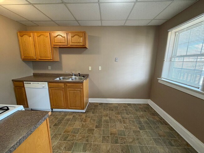 Foto del edificio - North of Downtown Akron: Updated 1BR with Tall Ceilings & Natural Light