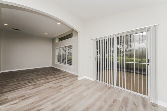 Foto del edificio - 6041 Spring Creek Ct