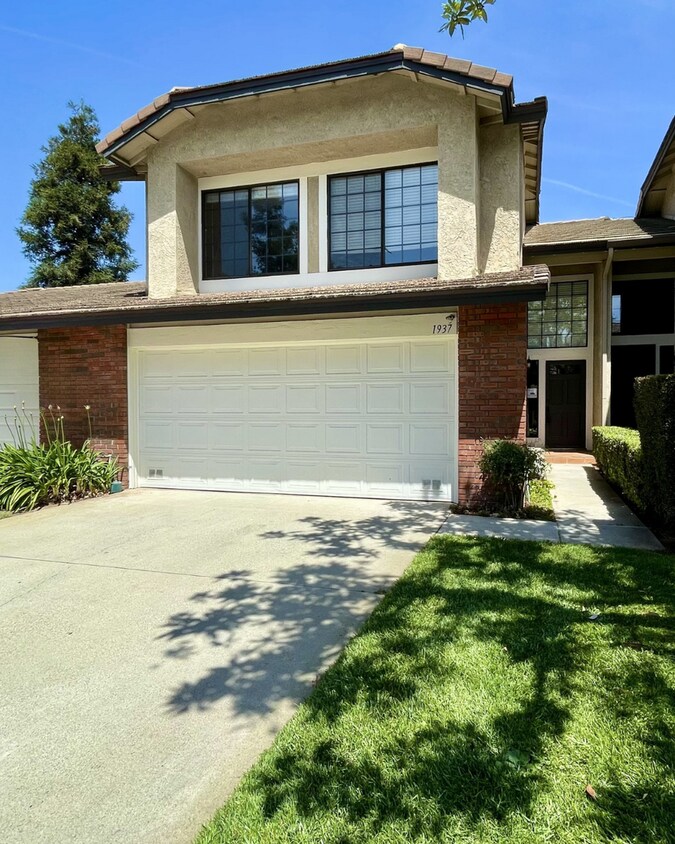 Primary Photo - Beautiful 3 Bedroom 2.5 Bath Condo!