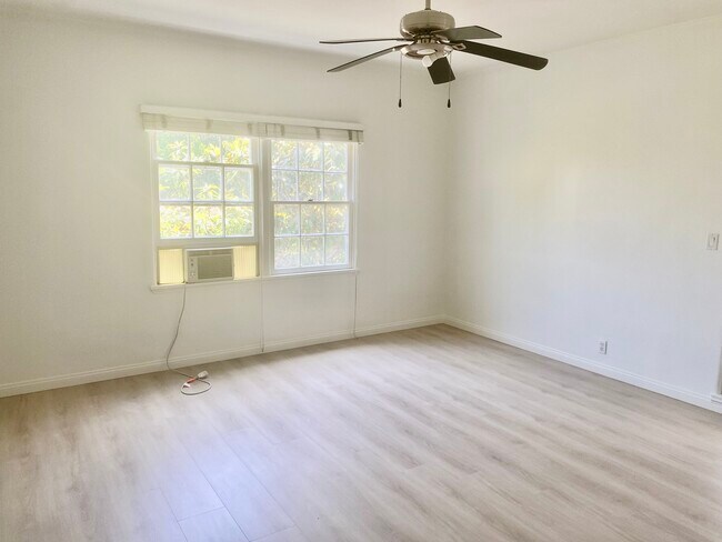 Fotografía del edificio - 10461 Ashton Ave