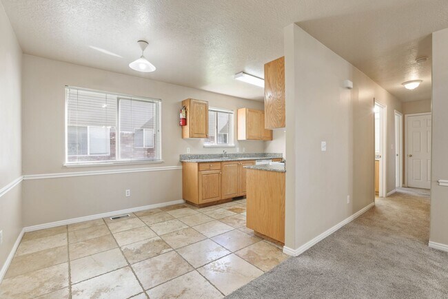 Building Photo - 2 Bed 1 Bath GROUND FLOOR Condo in Rexburg...