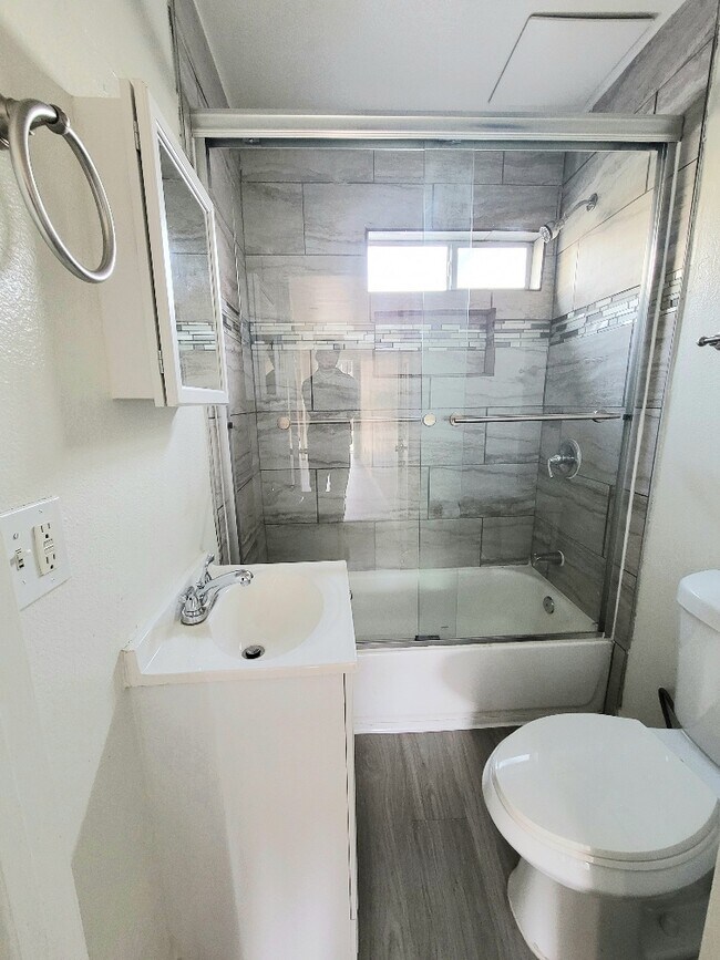 Foto del edificio - 1275 W Court St