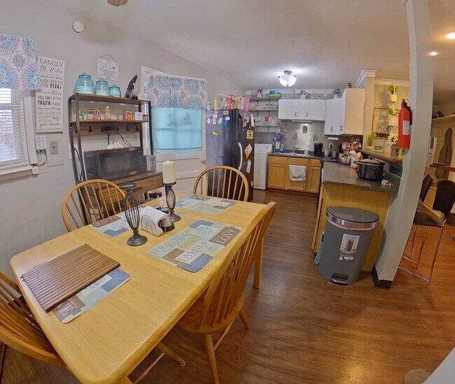 Foto del edificio - Fenced-in Yard + Washer & Dryer Included + Off-Street Parking! Available Now!