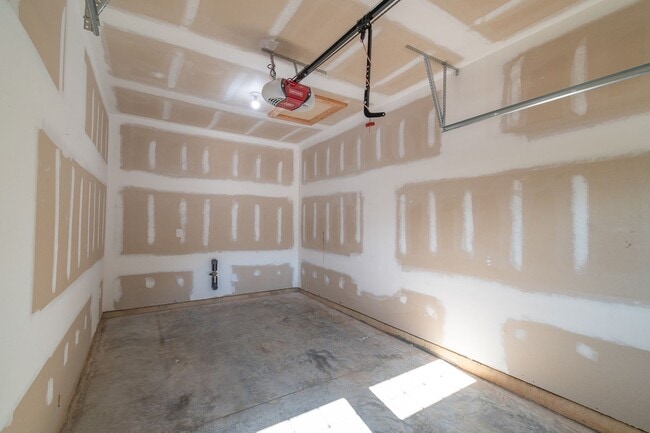 Building Photo - Freshly Renovated 4-Bedroom Home with Mode...