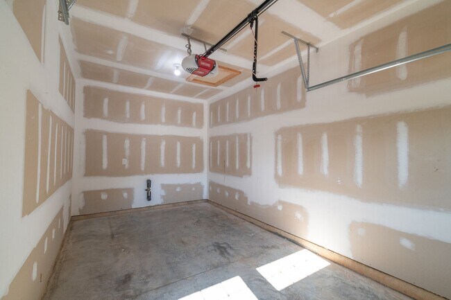 Foto del edificio - Freshly Renovated 4-Bedroom Home with Mode...