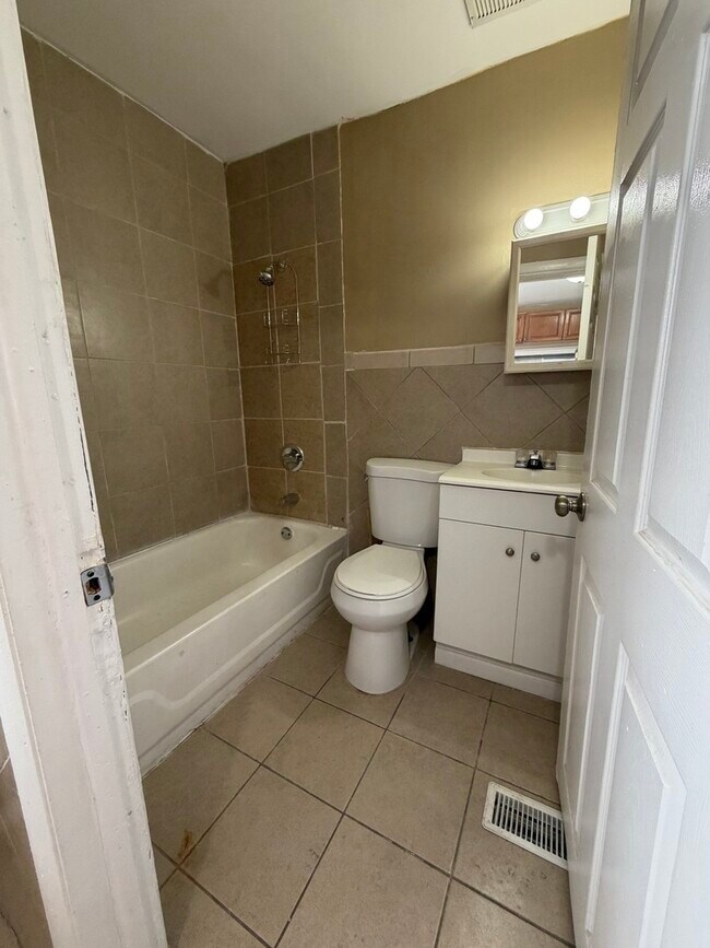 Foto del edificio - 16130 Justine St