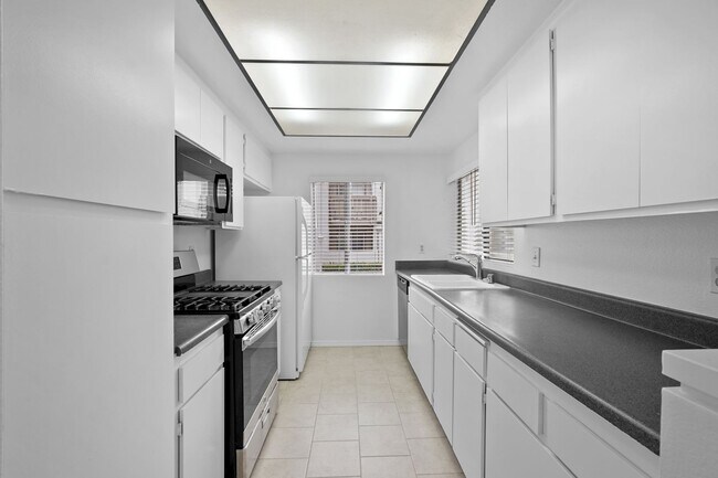 Building Photo - End Unit Condo Home in Woodbridge