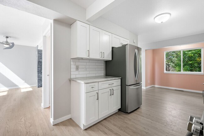 Foto del edificio - 3-bedroom, 2.5 bathroom home across the st...