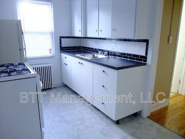 Building Photo - 8210 Greenwood Ave