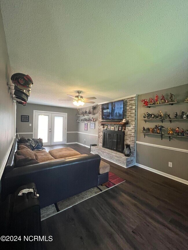 Building Photo - 407 Scotsdale Dr