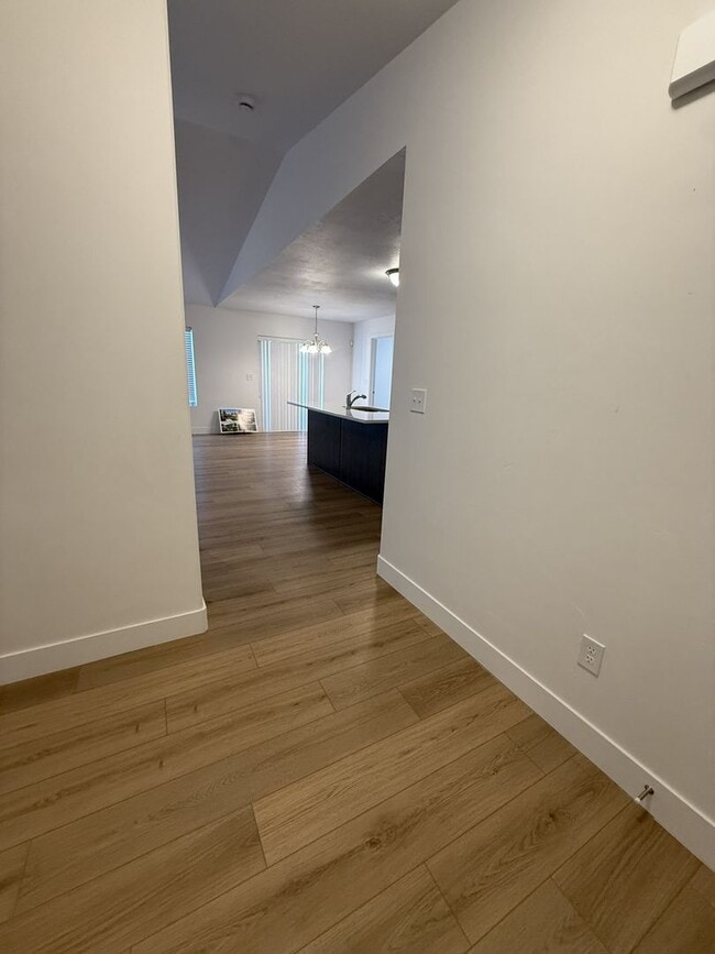 Building Photo - Spacious 3-Bedroom Upper-Level Home in Gra...