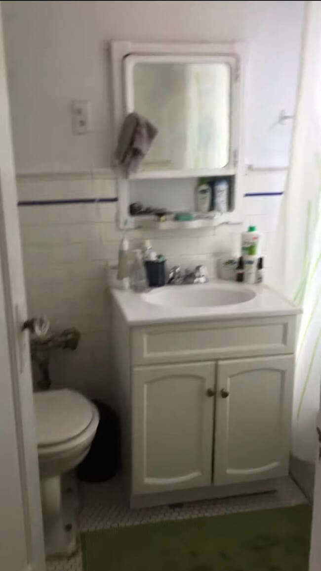 Building Photo - 434 W Surf St