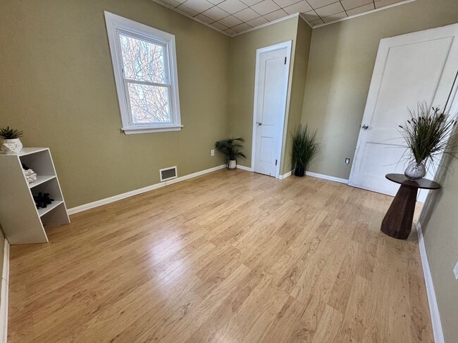 Foto del edificio - 2 bed, 1 bath home for rent in Readlyn, available immediately