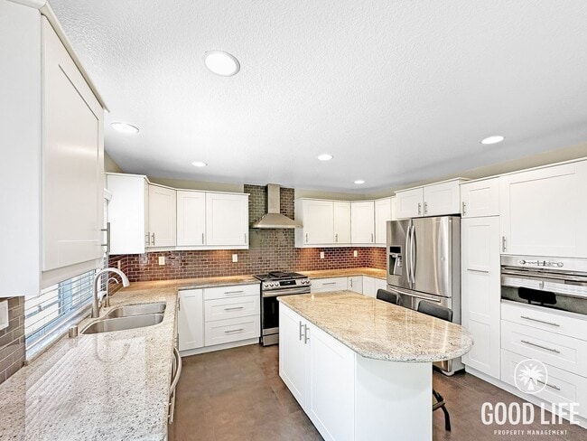 Foto del edificio - Beautiful 3-Bed Home w/ Vaulted Ceilings, Stainless Appliances, Private Backyard & 2-Car Garage