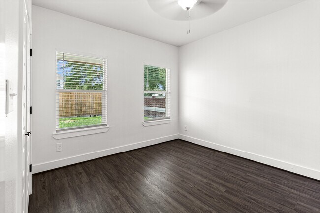 Building Photo - 2204 Hoskins Dr