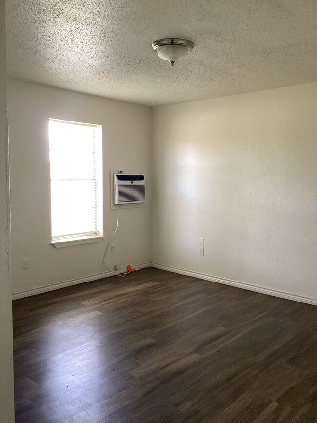 Building Photo - 2 Bedroom in the Parkview School district!...
