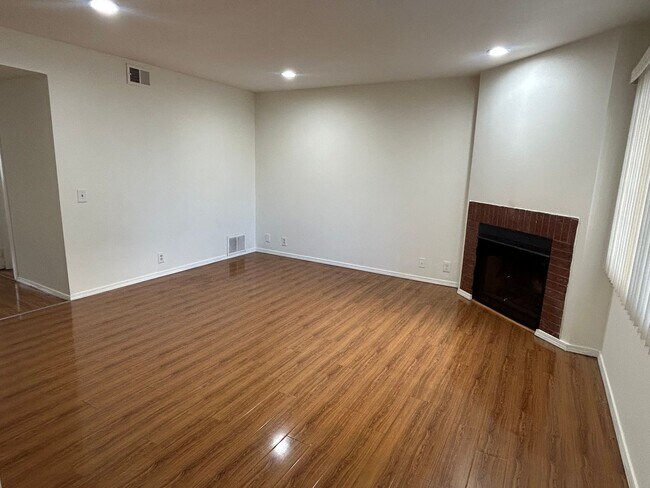 Foto del edificio - Cozy 3 bedroom Condo in the most demanded neighborhood at City of Alhambra