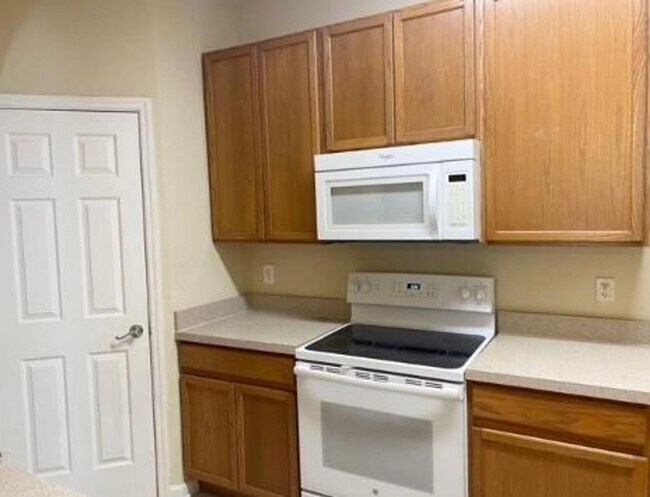 Building Photo - Spacious 3/2 Condo with Pond View!