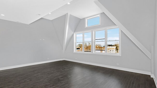 Building Photo - 4400 S Oakenwald Ave