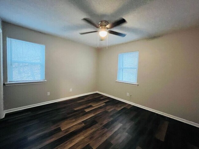 Building Photo - 701 Summitt Ave