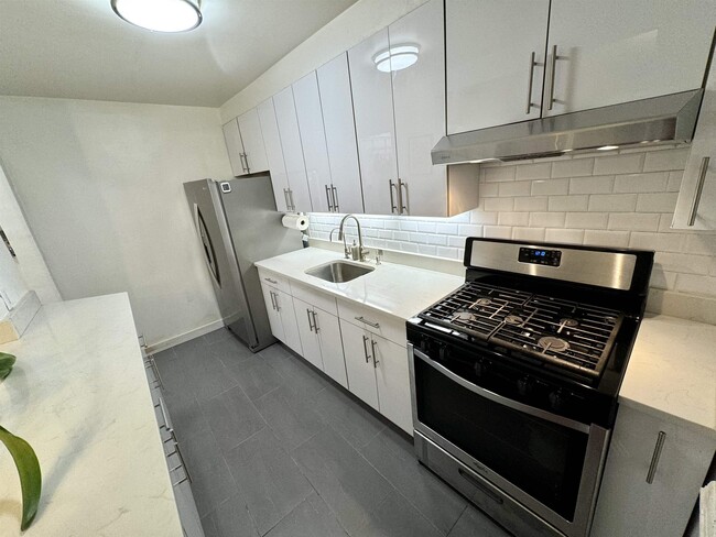 Building Photo - 2329 Hudson Terrace
