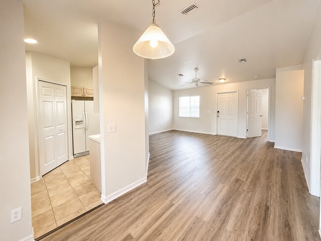 Building Photo - COZY 3 bed 2 bath lehigh