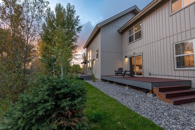 Building Photo - Furnished new townhouse on Ski Hill road