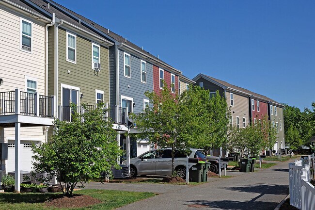 Foto del edificio - Pet Friendly Western Albemarle Townhome Ne...