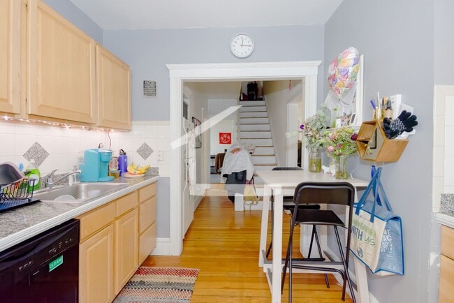 Check out this 4 bed 2 bath in Allston... - Check out this 4 bed 2 bath in Allston... House