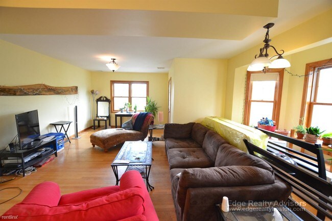 Building Photo - 5 br, 2.5 bath Apartment - 32 Arden St # 2DB