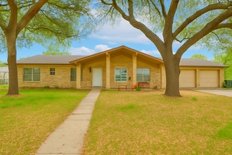 Building Photo - 1010 Country Oaks Dr