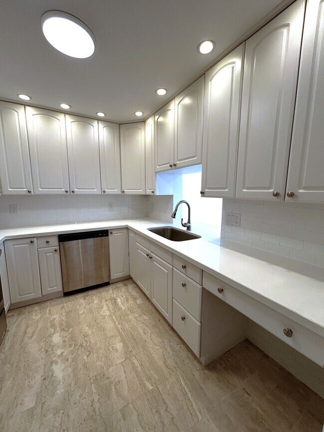 Foto del edificio - Large 1 Bedroom 1.5 Bath Condo - Steps from Fort Lauderdale Beach!